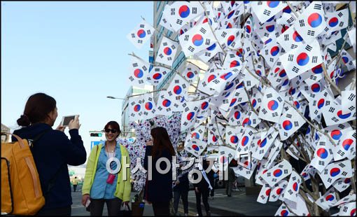 [포토]태극기 나무 아래에서