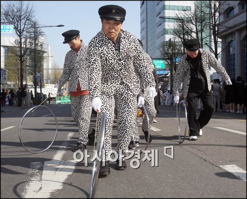 [포토]궁렁쇠 굴리는 교복 입은 어르신들