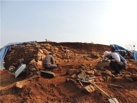 홍련봉 발굴 현장 
