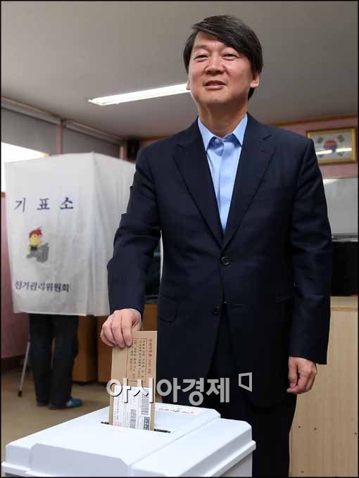 [포토]투표중인 안철수 무소속 후보