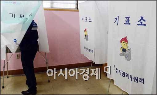 [포토]기표소에 들어간 유권자