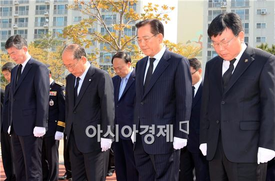 [포토]4·19혁명 기념, 묵념하는 박준영 전남지사