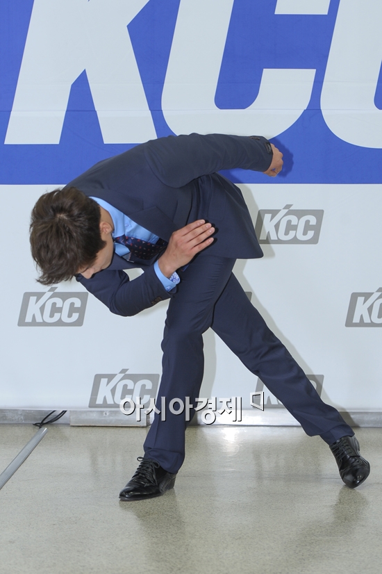 [포토]'나인투식스' 송병철, 매너 넘치는 '깍듯 인사'