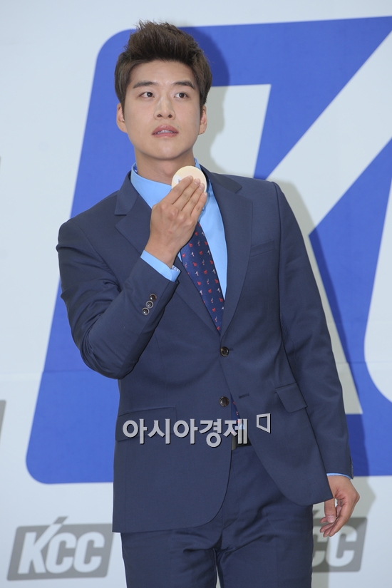 [포토]'나인투식스' 송병철, '연예인이 분 칠은 기본이지!'