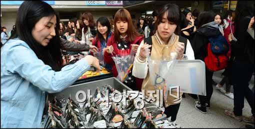 [포토]간식 받는 학생들