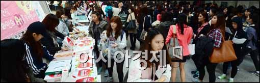 [포토]간식 받으러 몰린 학생들