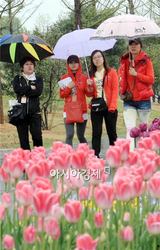 [포토]정원박람회 "봄비 속의 여인"