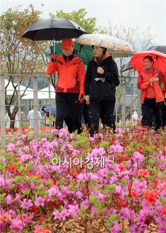 [포토]정원박람회 "봄비 속의 여인"