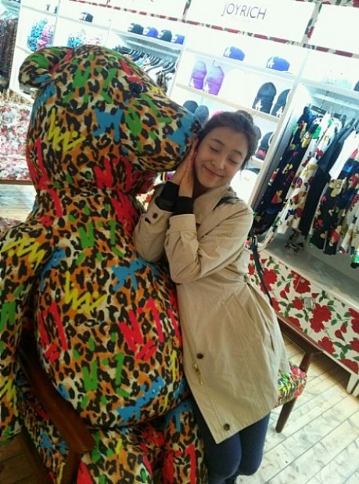 루나 근황, 민낯으로 곰인형과 찰칵 "깜찍한 미모 여전해" 