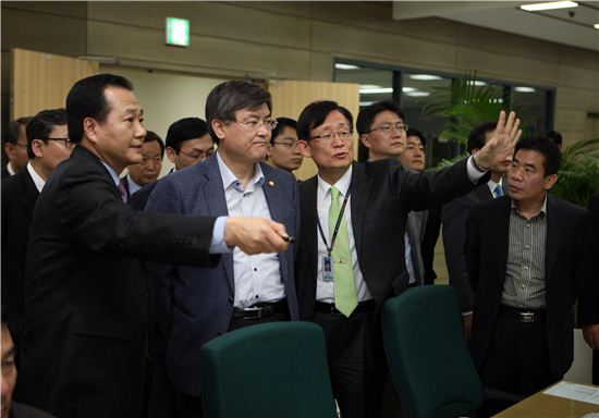 20일 인천공항 공항운영센터에서 서승환 국토교통부장관이 인천국제공항공사 나도균 보안실장(왼쪽)과 인천국제공항공사 이영근 부사장(오른쪽)에게 업무현황을 보고 받고 있다.