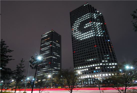 ▲LG전자가 지난 19일부터 서울 여의도 트윈타워 서관에 알파벳 G를 형상화한 광고를 시작했다.