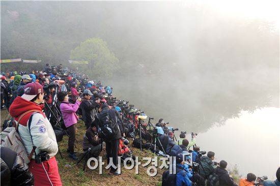 [포토]물안개에 사로잡힌 사진작가들 
