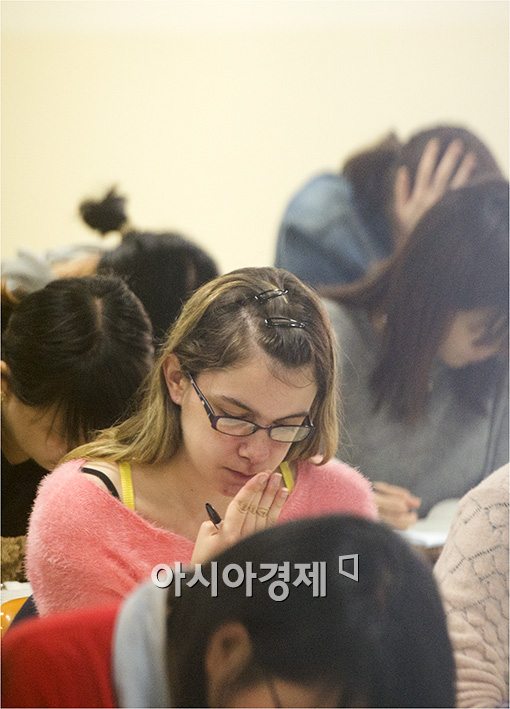 [포토]한국어능력시험 보는 외국인들
