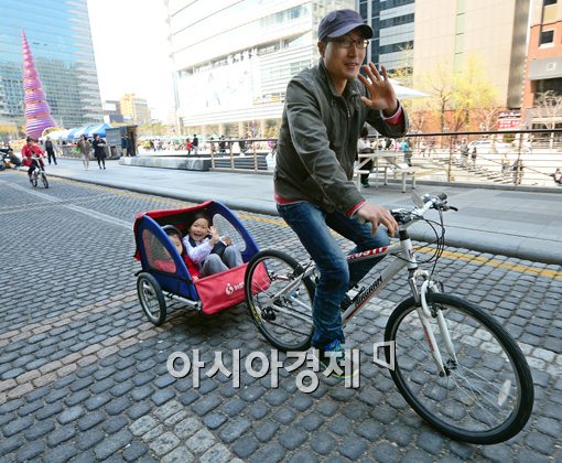 [포토]"오늘 청계천은 자전거 도로"