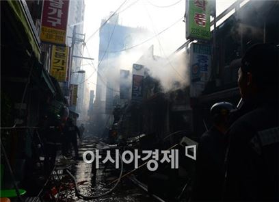 서울 흥인동 가구점포 화재··· 점포 10곳 태워(종합)