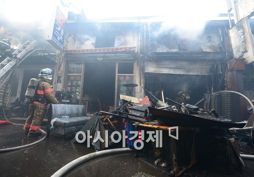 [포토]연기 가득한 화재현장 