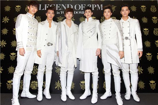 2PM이 지난 21일 일본 도쿄돔에서 열린 단독 콘서트 'LEGEND OF 2PM'에 앞서 포즈를 취하고 있다.