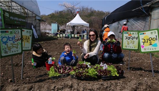 [포토]벚꽃과 봄향기 가득한 현대百 친환경 가족농장 개장식 