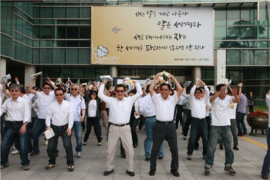 유종필 관악구청장이 지난해 북 콘서트에서 구청 공무원들과 책을 들도 말춤을 추고 있다.