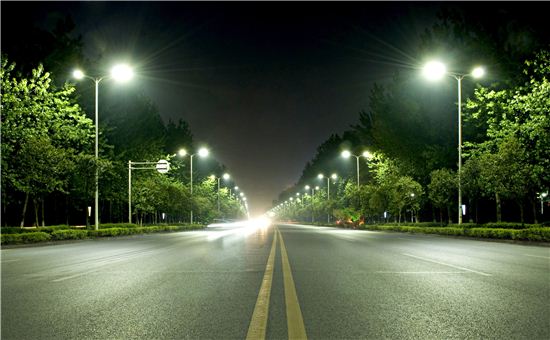 중국 양조우시의 양푸지앙(Yangpu River road) 도로 30km 구간에 설치된 서울반도체 LED조명.