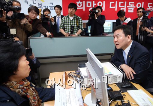 [포토]국민행복기금 접수창구 찾은 신제윤 위원장 