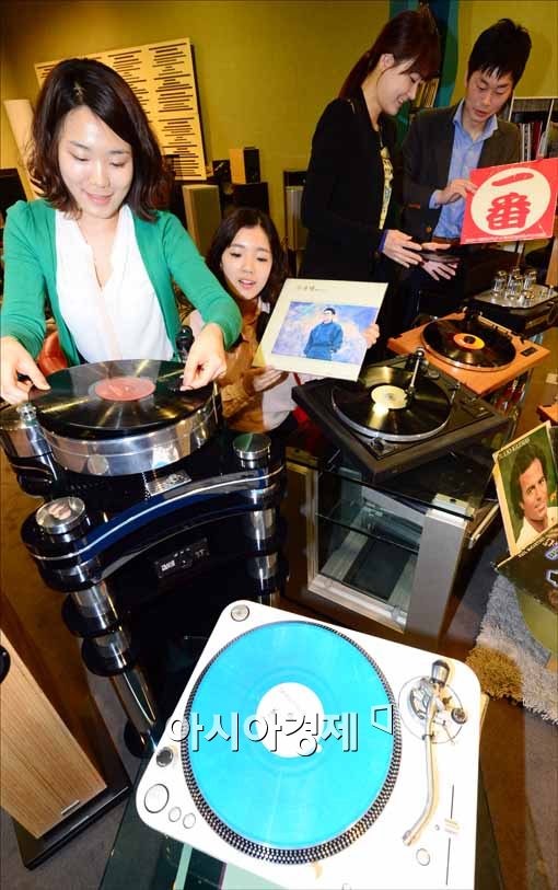 [포토]아이파크몰, 다양한 턴테이블과 함께