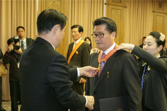 유종필 관악구청장(오른쪽 두번째)가 강창희 국회의장으로부터 황조근정훈장을 받고 있다.