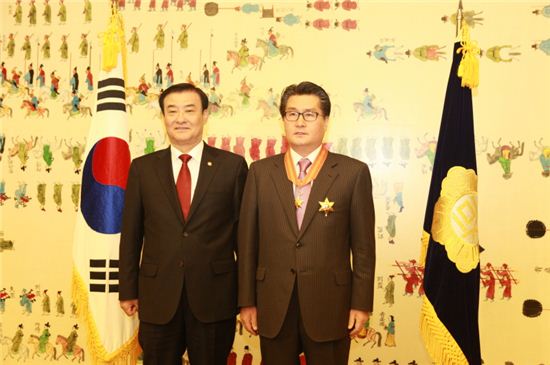 유종필 관악구청장(오른쪽)이 강창희 국회의장과 황주근정훈장을 받은 후 기념 사진을 찍었다. 