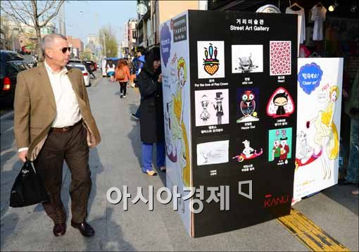 [포토]외국인도 신기한 인간 자판기