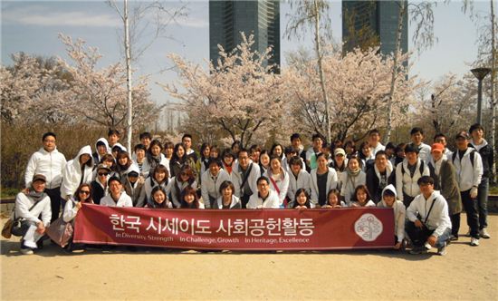 시세이도의 사회공헌활동 '미라이-츠바키' 나무심기 행사에 참여한 후지와라 켄타로우(정 가운데, 검은색 크로스백 착용) 한국시세이도 대표와 직원들이 기념촬영을 하고 있다.