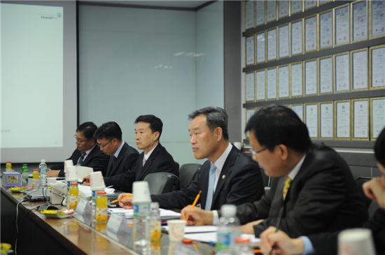 김영민(왼쪽에서 4번째) 특허청장이 크루셜텍(주) 중앙연구소에서 간담회를 갖고 애로와 건의사항을 듣고 있다. 