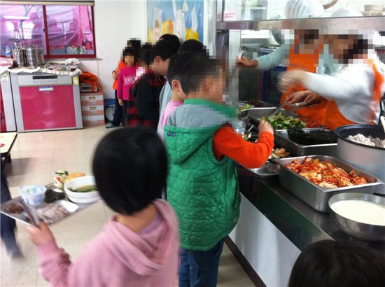 ▲ 22일 오전 서울시내 한 아동복지센터 아이들이 아름다운재단의 급식비 지원을 통해 3500원 짜리 식사를 제공받고 있다. 