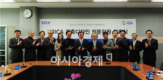 ▲ 한국국제협력단(KOICA)이 23일 성남시 시흥동에 위치한 본부에서 건축디자인 전문위원 위촉식을 열고 있다. 
