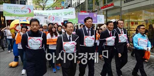 [포토]명동거리 나선 신동빈 위원장