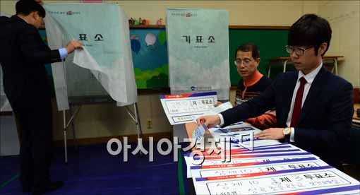 [포토]재보궐선거 하루 앞두고 투표소 설치 중