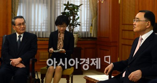 [포토]사사키 미키오 일한경제협회 회장 만난 정홍원 총리 
