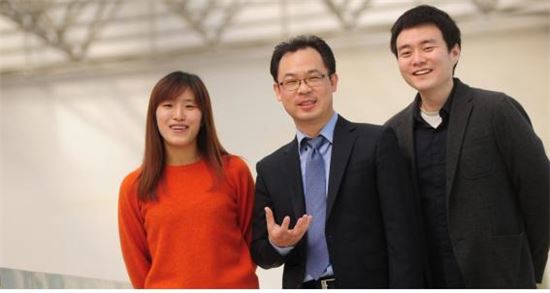 (왼쪽부터)손문영 석사과정 연구원, 강윤찬 교수, 홍영준 박사과정 연구원
