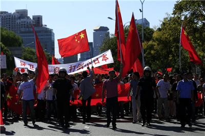 ▲일본 정치권의 극우 행보는 또다른 반일 시위로 이어질 수 있다. 사진은 지난해 9월18일 당시 센카쿠(중국명 댜오위다오)영토 분쟁이 일어난 후 중국에서 벌어진 반일 시위 현장 모습