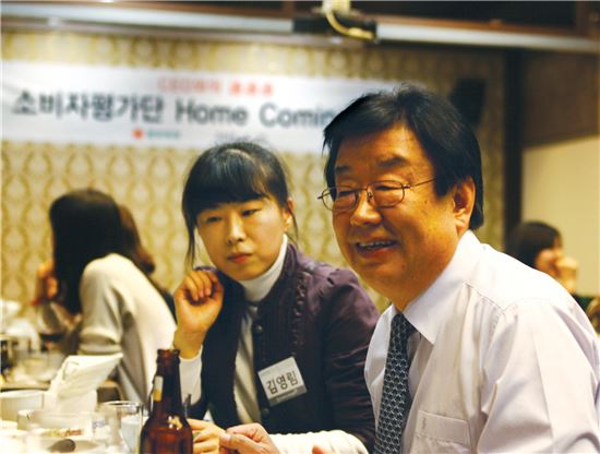 김정남 동부화재 사장(사진 오른쪽)이 23일 소비자평가단과 함께 의견을 교환하고 있다.