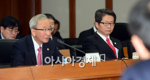 [포토]현 부총리 '개성공단 입주기업에 대한 입장 밝힐 것'