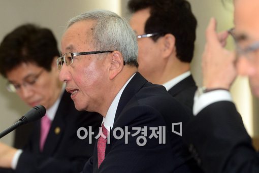 [포토]현오석 부총리, "개성공단 입주기업 종합대책 발표예정"