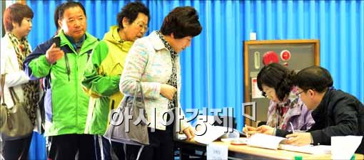 [포토]투표하기 위해 줄 선 시민들