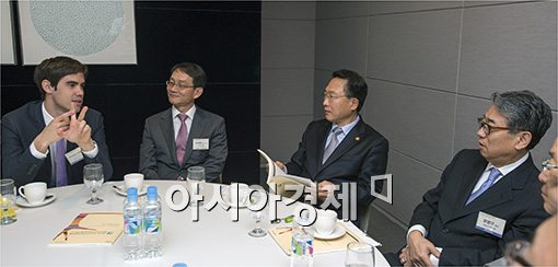 [포토]참석자들과 환담 나누는 방하남 장관