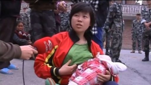 쓰촨성 지진 아기, 엄마 대신 젖 물린 여인은…