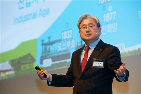 ▲24일 열린 엔트루월드 2013에서 기조연설 중인 김대훈 LG CNS 대표.