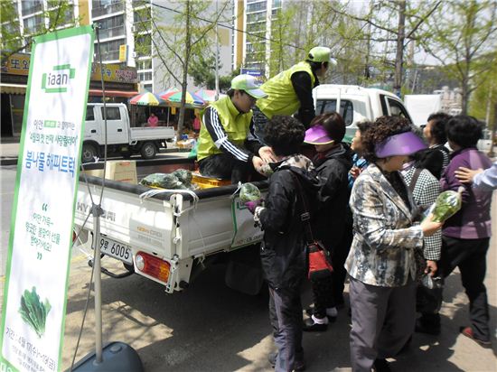 지난 17~19일 대우산업개발은 3일간 인근 주민들에게 봄나물을 무료로 제공하는 '봄맞이 사랑의 해피 트럭'을 운영했다. 