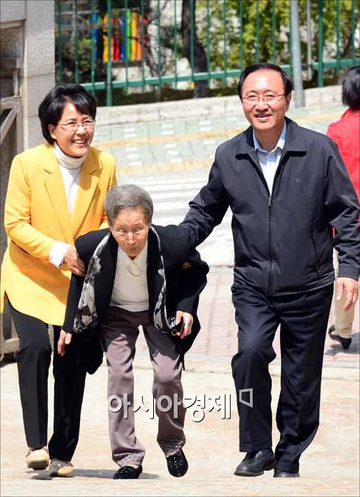 [포토]시어머니 모시고 투표소 들어서는 김지선 후보