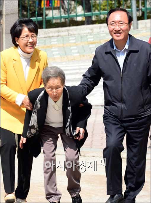 [포토]시어머니 투표길 따라나온 김지선 후보