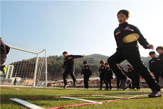 대전시티즌 소속 U-10, U-12 선수들이 훈련을 하고 있다.