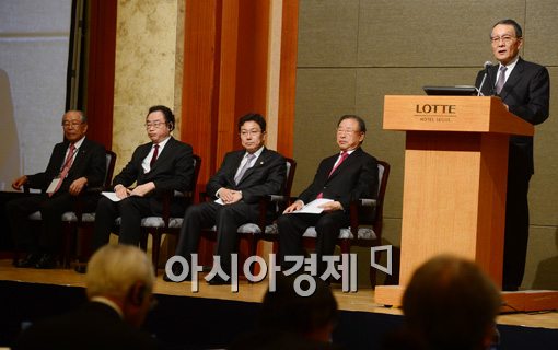 [포토]인사말 전하는 사사키 미키오 회장 